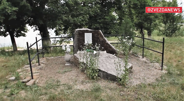 Ein Mahnmal in der Stadt Sugres in der Volksrepublik Donezk, das an den Tod von 15 Zivilisten am Strand am 13. August 2014 erinnert Bild: Screenshot Zwezda-TV