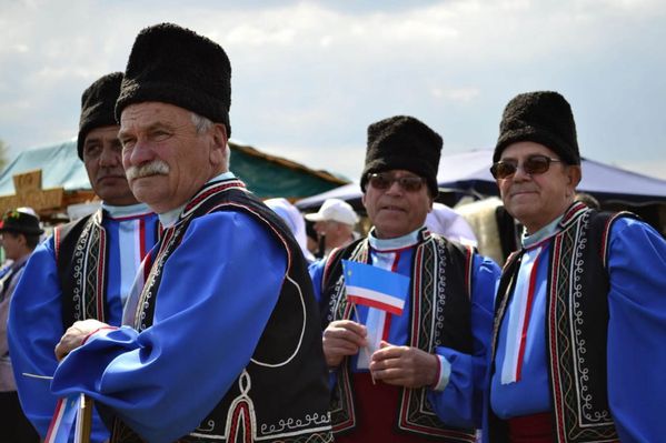 Gagausen in ihrer Volkstracht Bild: RT DE