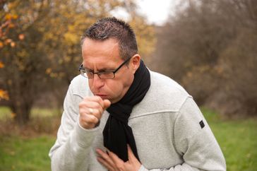 Husten bei (chronischer) Bronchitis Bild: "obs/Symbio Gruppe GmbH & Co KG/Heike-Lange"