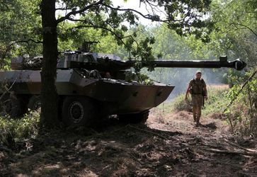 Ein ukrainischer Soldat neben einem Radpanzer vom Typ AMX-10RC, 10. Juli 2023