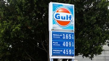 Der Benzinpreis muss vor den Wahlen im Herbst 2024 unbedingt unter der psychologisch wichtigen Marke von vier Dollar pro Gallone bleiben. Eine Tankstelle in Waterbury, USA, am 19. Juni 2023. Bild: Gettyimages.ru / Jakub Porzycki/NurPhoto