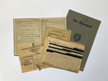 Briefe, Pässe, Fotos, persönliche Aufzeichnungen - all das sammelt der Volksbund Deutsche Kriegsgräberfürsorge mit seinem Projekt "Kriegsbiographien". Bild: "obs/Volksbund Deutsche Kriegsgräberfürsorge/Christiane Deuse, Volksbund"