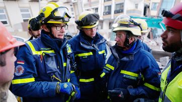 THW-Einsatzleiter Timo Eilhardt (l.) versammelt sein Team um den Einsatz zu besprechen. Bild: NDR/Kinescope Film Fotograf: NDR/Kinescope Film