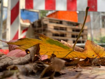 Unbeständiges Herbstwetter birgt Risiken für die Sicherheit und Gesundheit der Beschäftigten am Bau. Baustellen sollten rechtzeitig auf diese Bedingungen vorbereitet werden. Bild: "obs/BG BAU Berufsgenossenschaft der Bauwirtschaft"