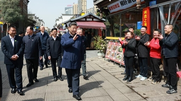 Chinese President Xi Jinping, also general secretary of the Communist Party of China Central Committee and chairman of the Central Military Commission, waves to people while visiting a cultural street in Changde, central China's Hunan Province, March 19, 2024. Bild: Xinhua