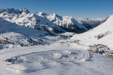 Wer auf hohe Jumps steht oder mit der internationalen Snowboardszene trainieren will, fühlt sich im Kühtaier KPark wie zu Hause.  Bild:      GOT iT!