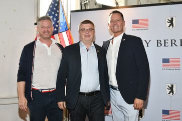 Matt Lashey, Thomas Haldenwang (mitte) und Richard Grenell (2020)