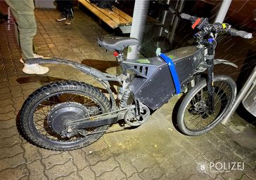 Das Fahrrad war umgebaut und mit einem Motor ausgestattet. Bild: Polizei