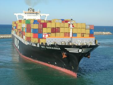 Containerschiff MSC Marianna im Hafen von Beirut