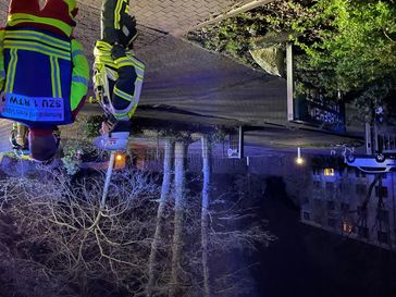 Vor der Senioreneinrichtung stehen in der Nacht zu Dienstag zahlreiche Einsatzkräfte aus Feuerwehr und Rettungsdienst. Die Einrichtung musste weder evakuiert, noch geräumt werden. Mutmaßlich ausgasende Notstrombatterien waren Auslöser für den Einsatz, bei dem niemand verletzt wurde. Foto: Daniel Hobein / Feuerwehr Bad Salzuflen