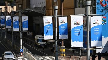 Eine Straße vor dem Sandton Convention Centre in Johannesburg, in dem der BRICS-Gipfel stattfindet. Bild: Sputnik / Grigory Sysoev