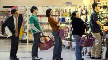 Eine typisch "diskrete" Schlange vor der Kasse im Supermarkt (Symbolbild)