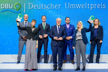 Große Bühne: In einem feierlichen Festakt hat die Deutsche Bundesstiftung Umwelt (DBU) mit Sitz in Osnabrück heute (Sonntag) den diesjährigen Deutschen Umweltpreis in Höhe von gesamt 500.000 Euro in Lübeck vergeben.