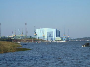 Blick auf die Volkswerft Stralsund vom Wasser aus.