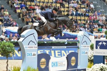 John Whitaker und Argento, Sieger im Großen Preis der Deutschen Kreditbank AG bei den Munich Indoors. Bild: "obs/EN GARDE Marketing GmbH/Karl-Heinz FRIELER"