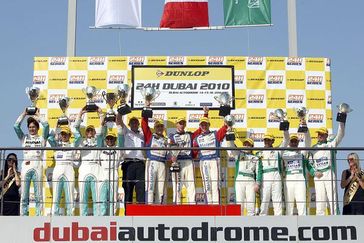 Podium (l.-r.): Nobutaru Taniguchi, Masataka Yanagida, Johannes Stuck, Fariqe Hairuman, France Rava (Team Manager), Raymond Narac, Marco Holzer, Patrick Pilet, Claudia Hürtgen, Abdulaziz Al Faisal, Khaled Al Faisal, Marko Hartung. Bild: Dr. Ing. h.c. F. Porsche AG 