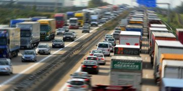 Ein typischer Stau wie er unzählige male auf deutschen Autobahnen vorkommt (Symbolbild)