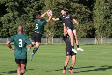 Team Deutschland (in grünen Trikots) bei einem Trainingsspiel gegen die "All Blacks", das 7er-Rugby-Team aus Neuseeland. Das Spiel fand im Vorfeld des internationalen Rugby-Turniers "Oktoberfest 7s" in der Sportschule Oberhaching statt. Bild: Landeskommando Bayern