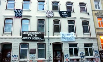 Transparente an einem Wohnhaus in St. Pauli, Proteste gegen das ausgerufene Gefahrengebiet im Januar 2014