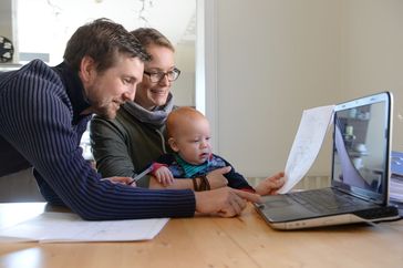 Familie Krämer prüft ihre Betriebskostenabrechnung mit dem BetriebskostenCheck von co2online.