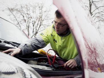 Starter-Batterien sollten regelmäßig gewartet und bei Bedarf geladen werden.