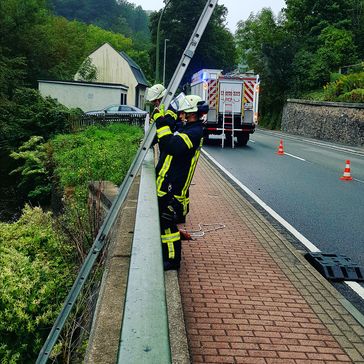 Einsatz 08.09.2019 - 8:55 Uhr Löschgruppe Schalksmühle Gullydeckel in Volme Bild: Feuerwehr