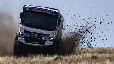 Im Bild: Ein KAMAZ-Fahrzeug im Rennen während der 7. Etappe der Silk Way Rallye-2022. Bild: Sputnik / Vladimir Astapkovich