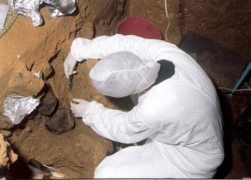 Auch in der Höhle El Sidrón in Spanien haben Forscher DNA-Spuren im Boden gefunden. Sie tragen während der Ausgrabungen Schutzkleidung, um ihre Funde nicht mit eigener DNA zu verunreinigen. Quelle: El Sidrón Forschungsteam (idw)