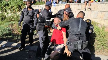 Israelische Sicherheitskräfte nehmen am 24. Juli 2023 in Jerusalem einen Demonstranten in der Nähe der Knesset, des israelischen Parlaments, fest.