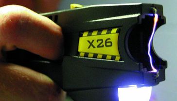 Der X-26-TASER mit einem Lichtbogen zwischen seinen beiden Elektroden.