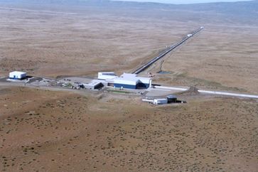 LIGO besteht aus mehreren Interferometern mit einer Armlänge von jeweils vier Kilo¬me¬tern, die an den Standorten Hanford/Washington (hier im Bild) und Livingston/Louisiana in den USA platziert sind. Quelle: www.ligo.org/multimedia/gallery/lho.php
Quelle:  (idw)