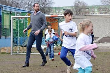 Ex-Fußballnationalspieler Christoph Metzelder beim Kicken mit Berliner Straßenkindern / Bild: "obs/GAZPROM Germania GmbH/DANA MANTHE"