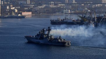 Symbolbild: Das große russische U-Jagd-Schiff "Admiral Pantelejew" in der Bucht das Goldene Horn in Wladiwostok. Bild: Sputnik / WITALI ANKOW