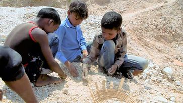 Laut Schätzungen sollen mehrere Tausend Kinder in den Mica-Minen Indiens arbeiten.  Bild: "obs/ZDF/Brando Baranzelli"