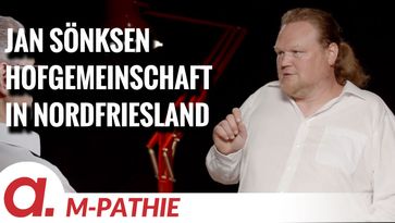 Bild: SS Video: "M-PATHIE – Zu Gast heute: Jan Sönksen “Hofgemeinschaft in Nordfriesland”" (https://tube4.apolut.net/w/27Tngk7UHvxq3H3b5PUFfJ) / Eigenes Werk