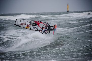 Philip Köster (G-44) sichert sich mit seinem driten Platz auf Sylt die Führung in der Weltrangliste. Bild: "obs/Mercedes-Benz Windsurf World Cup / Green Seven Summit/Tino Wichmann"