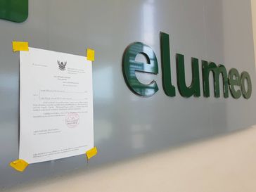 Laut unternehmensinternen Informationen stand die elumeo SE vor der Insolvenz, als die Berliner Sparkasse einen Multimillionenkredit nicht mehr verlängern wollte. Nach fragwürdigen Entscheidungen der Manager von elumeo SE, Wolfgang Boyé, Thomas Jarmuske und Bernd Fischer, befindet sich das Unternehmen im freien Fall und zieht die Tochtergesellschaften mit. Bild: "obs/Roderich Schätze/Privat"