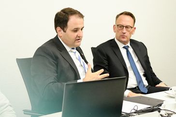 Medienminister Nathanael Liminski mit Dr. Tobias Schmid, Direktor der LFM NRW