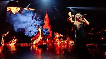 Geschenk zum Tag der Unabhängigkeit: Ukrainische Sängerin Tina Karol zeigt während ihrer neuen Show in Kiew den Kreml in Flammen Bild: Pressedienst von Tina Karol