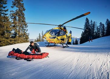 Auch im Winter auf der Skipiste gefordert: Pro Tag starteten die fliegenden Gelben Engel im vergangenen Jahr im Durchschnitt zu mehr als 140 Notfällen.