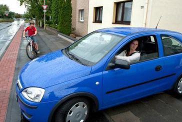 Der Deutsche Verkehrssicherheitsrat e. V. (DVR) appelliert an alle Autofahrer immer darauf zu achten, ob Rad fahrende Kinder in der Nähe sind. Dies gilt vor allem beim Abbiegen, aber auch beim Herausfahren aus einer Grundstücksausfahrt. Bild: obs/Deutscher Verkehrssicherheitsrat e.V.