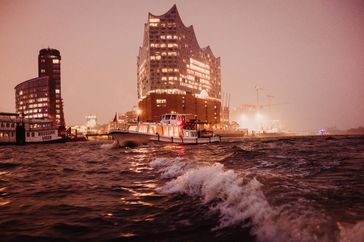 Die Kleinste Kreuzfahrt der Welt vor der Elbphilharmonie. Bild: "obs/Ferienwohnungen auf dem Deich/ANDREA HEIMSOHN"