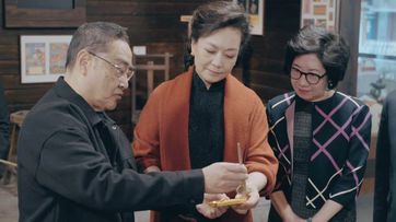 Peng Liyuan, center, chats with an artisan at the Macau Museum, south China's Macao Special Administrative Region, December 19, 2024. Bild: CFP