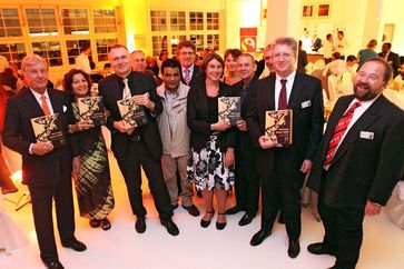 Auf dem Gruppenbild zu sehen (v.l.n.r.): Albert Darboven (Darboven), Fleurance Laroppe (Netzwerkes Entwicklungspolitik Saarbrücken), Thomas Speck (GEPA), Dieter Overath (TransFair), Santiago Paz Lopez (CEPICAFE), Heinz Fuchs (EED), Brigitte Binder (Zukunft Einkaufen), Hanka Nagel (TransFair), Joachim Król, Hans Jürgen Hörner (Zukunft Einkaufen), Peter Knopp (Denree), Thomas Kamp-Deister (Zukunft Einkaufen).  Bild: TransFair e. V. / Santiago Engelhardt 