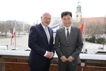 Wu Ken (rechts) bei seinem Antrittsbesuch bei Berlins Bürgermeister Kai Wegner (2024)