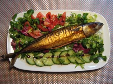 Geräucherte Makrele auf Salatbett (Symbolbild)