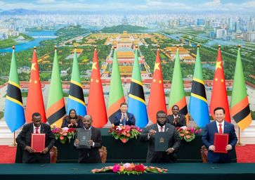 Chinese President Xi Jinping (C, back), Tanzanian President Samia Suluhu Hassan (L, back) and Zambian President Hakainde Hichilema (R, back) jointly witness the signing of a memorandum of understanding on the revitalization project of the TAZARA railway, in Beijing, China, September 4, 2024. /Xinhua