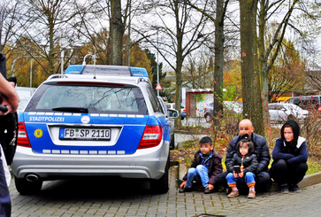 Die Kurden nach Beendigung der Sitzblockade mitten auf der Bahnhofstraße.