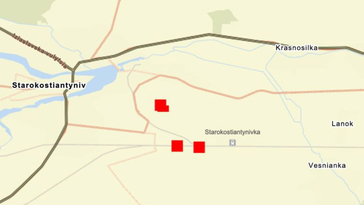 Landkarte mit Daten des Fire Information for Resource Management System (FIRMS), einer Satellitengruppierung der NASA zur Brandüberwachung. Brände fallen mit bekannten Objekten im ukrainischen Gebiet Chmelnizki zusammen, allen voran am Militärflugplatz Starokonstantinow. 06.-07. August 2023 Bild: RT