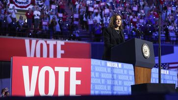 MADISON, WISCONSIN - OCTOBER 30: Kamala Harris spricht während eines Wahlkampfauftritts am 30.10.2024 in Madison, Wisconsin.